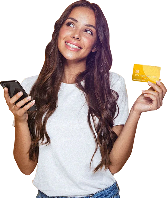 Cliente segurando celular e cartão de crédito